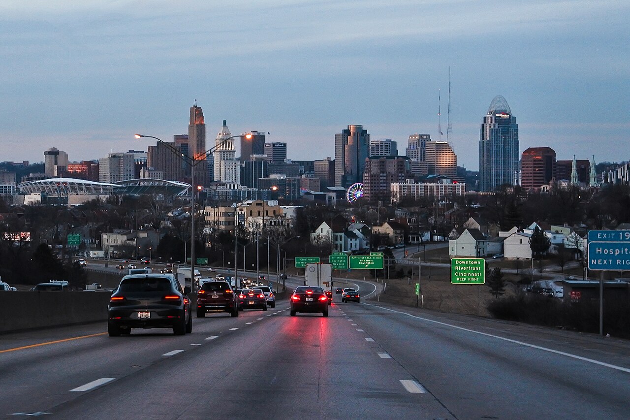I-71 (with I-75) heading northbound into Cincinnati, Ohio, with the downtown skyline