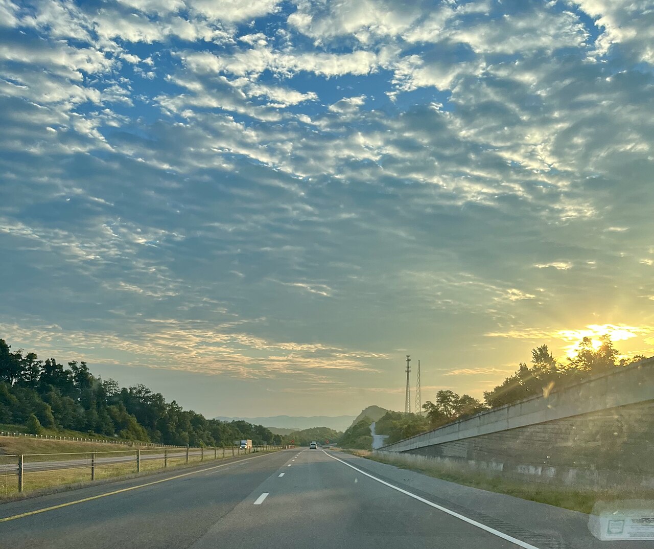 Interstate 75 descending the northbound downslopes of Jellico Mountain in Tennessee, a few miles south of the Kentucky line.