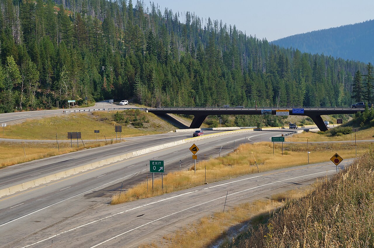 Interstate 90 eastbound crossing the Idaho-Montana state line at Lookout Pass (photo: SounderBruce, Sept 2022, CC BY-SA 4.0).